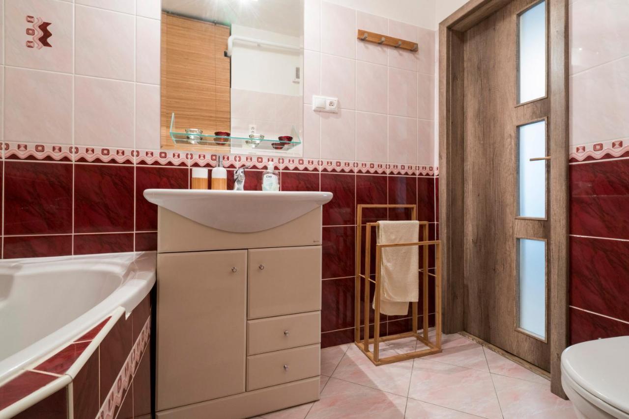 Stylish Centrally Located 1Br Apartment With Parking Братислава Экстерьер фото