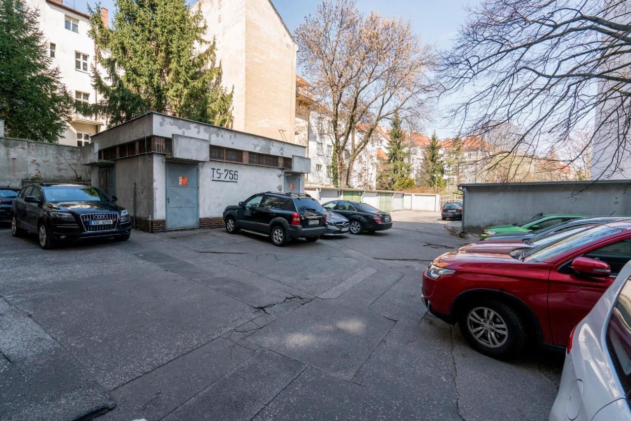 Stylish Centrally Located 1Br Apartment With Parking Братислава Экстерьер фото